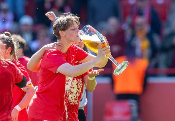 Fussball, Frauen, Saison 2024 2025, 2. Bundesliga (23. Spieltag), 1. FC Union Berlin - Borussia Mönchengladbach, Union feiert den Aufstieg in die 1. Bundesliga, Zita Rurack (1. FC Union) mit Bier, 27.04.2025, Copyright: xSebastianxRäppold MatthiasxKochx