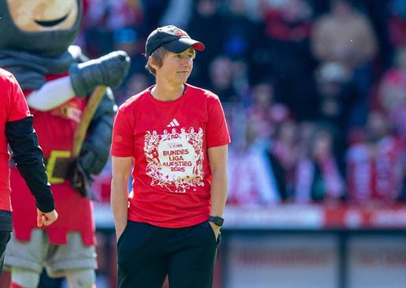 Fussball, Frauen, Saison 2024 2025, 2. Bundesliga (23. Spieltag), 1. FC Union Berlin - Borussia Mönchengladbach, Union feiert den Aufstieg in die 1. Bundesliga, Trainerin Ailien Poese (1. FC Union), 27.04.2025, Copyright: xSebastianxRäppold MatthiasxKochx