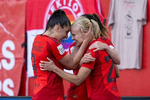 Torjubel zum 2:1. Jovana Damnjanovic 9 (FC Bayern Muenchen Frauen), Pernille Harder 21 (FC Bayern Muenchen Frauen), FC Bayern Frauen Muenchen vs. SC Freiburg, Google Pixel Frauenbundesliga, 20. Spieltag, 27.04.25 DFB regulations prohibit any use of photographs as image sequences and or quasi-video. (kolbert-press) Muenchen Bayern Deutschland