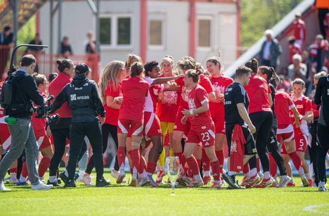 Fussball, Frauen, Saison 2024 2025, 2. Bundesliga (23. Spieltag), 1. FC Union Berlin - Borussia Mönchengladbach, Union feiert den Aufstieg in die 1. Bundesliga, 27.04.2025, Copyright: xSebastianxRäppold MatthiasxKochx