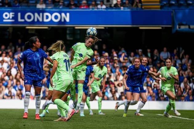 UEFA Women s Champions League Semi-Final Chelsea v Barcelona Aitana Bonmati of Barcelona Femeni heads the ball during the UEFA Women s Champions League Semi-Final match Chelsea vs Barcelona at Stamford Bridge, London, United Kingdom, 27th April 2025 (Photo by Izzy Poles News Images) London Stamford Bridge Greater London United Kingdom Copyright: xIzzyxPoles NewsxImagesx