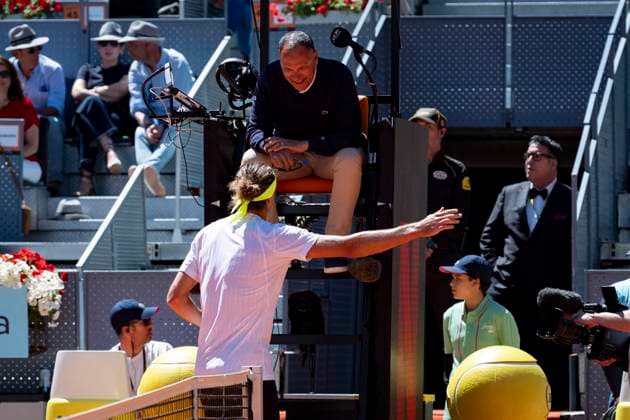 Mutua Madrid Open 2025 Alexander Zverev of Germany protest a referee decision by pointing to the spot on the pitch on his match against Alejandro Davidovich Fokina of Spain in the Men s Singles Third Round match of the Mutua Madrid Open 2025 tournament celebrated at La Caja Magica on April 27, 2025 in Madrid, Spain. Madrid La Caja Magica Madrid Spain Copyright: xAlbertoxGardinx AGardin_20250427_Mutua_Madrid_Open_0289