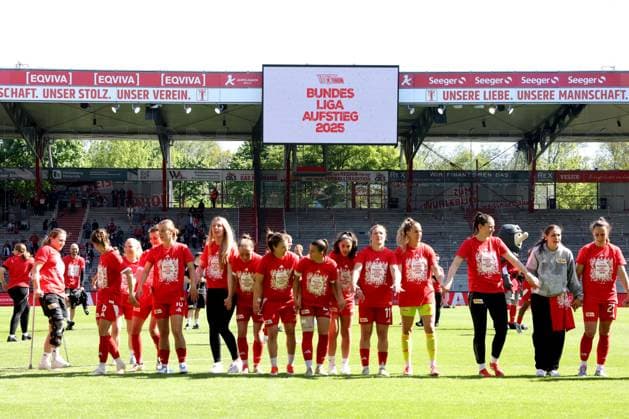 DEU, 2.BL, Frauen, 1.FC Union vs. Borussia Moenchengladbach, 27.04.2025, Stadion Alte Foersterei, Berlin, DEU, 2.BL, Frauen, 1.FC Union vs. Borussia Moenchengladbach, im Bild: Union-Spielerinnenkreis DFL - regulations prohibit any use of Photographs as image sequences and or quasi-video