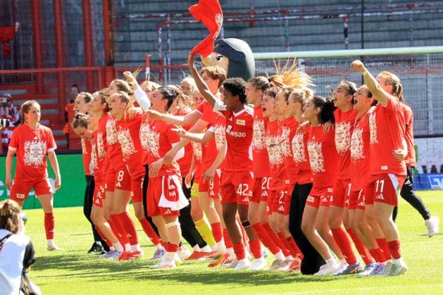 DEU, 2.BL, Frauen, 1.FC Union vs. Borussia Moenchengladbach, 27.04.2025, Stadion Alte Foersterei, Berlin, DEU, 2.BL, Frauen, 1.FC Union vs. Borussia Moenchengladbach, im Bild: Union-Spielerinnenkreis DFL - regulations prohibit any use of Photographs as image sequences and or quasi-video
