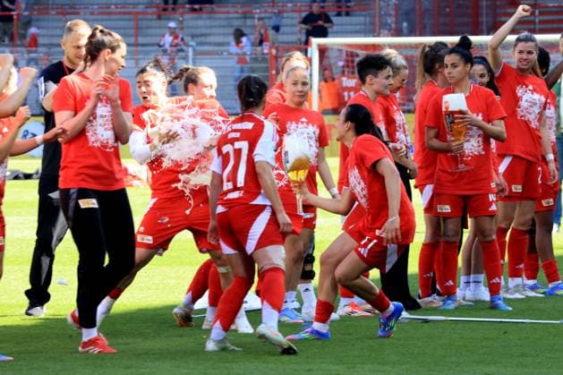 DEU, 2.BL, Frauen, 1.FC Union vs. Borussia Moenchengladbach, 27.04.2025, Stadion Alte Foersterei, Berlin, DEU, 2.BL, Frauen, 1.FC Union vs. Borussia Moenchengladbach, im Bild: Union-Spielerinnenkreis, Bierdusche DFL - regulations prohibit any use of Photographs as image sequences and or quasi-video