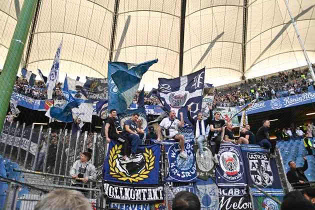 GER; 2. FBL,, Hamburger SV vs Karlsruher SC 27.04.2025, Volksparkstadion, Hamburg, GER; 2. FBL, Hamburger SV vs Karlsruher SC im Bild die Karlsruher Mannschaft jubelt mit den Fans ueber den Sieg