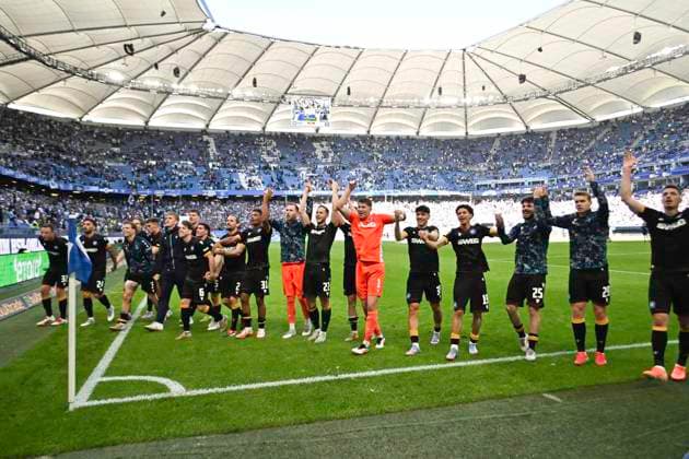 GER; 2. FBL,, Hamburger SV vs Karlsruher SC 27.04.2025, Volksparkstadion, Hamburg, GER; 2. FBL, Hamburger SV vs Karlsruher SC im Bild die Karlsruher Mannschaft jubelt ueber den Sieg