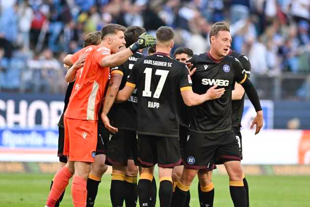 GER; 2. FBL,, Hamburger SV vs Karlsruher SC 27.04.2025, Volksparkstadion, Hamburg, GER; 2. FBL, Hamburger SV vs Karlsruher SC im Bild die Karlsruher Mannschaft jubelt ueber den Sieg