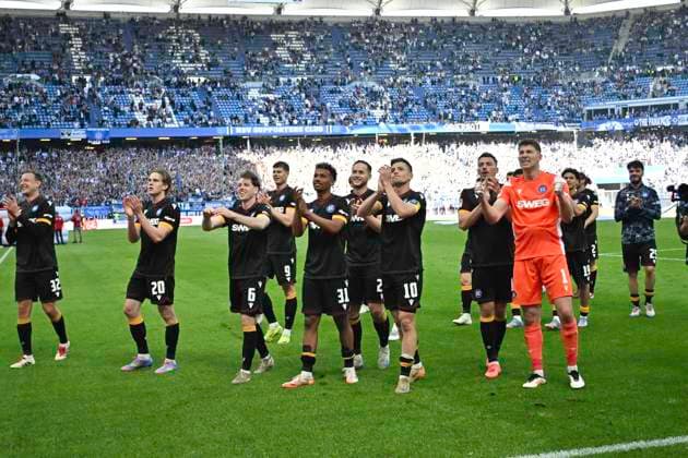 GER; 2. FBL,, Hamburger SV vs Karlsruher SC 27.04.2025, Volksparkstadion, Hamburg, GER; 2. FBL, Hamburger SV vs Karlsruher SC im Bild die Karlsruher Mannschaft jubelt ueber den Sieg