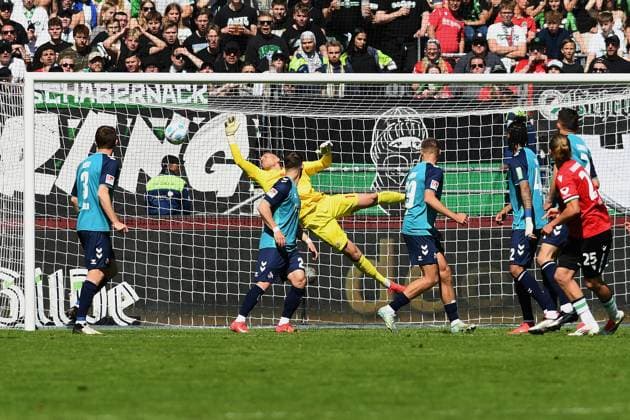 Lars Gindorf (Hannover 96) Tor zum 1:0 waehrend des Spiels der 2. Bundesliga zwischen Hannover 96 und 1. FC Köln in der Heinz von Heiden Arena am 27. April 2025 in Hannover, Deutschland. (Foto von Ralf Treese DeFodi Images) +++ Lars Gindorf (Hannover 96) scores his team™s first goal during the 2. Bundesliga match between Hannover 96 and 1. FC Köln at Heinz von Heiden Arena on April 27, 2025 in Hanover, Germany. (Photo by Ralf Treese DeFodi Images) DFB DFL REGULATIONS PROHIBIT ANY USE OF PHOTOGRAPHS AS IMAGE SEQUENCES AND OR QUASI-VIDEO. (Photo by Ralf Treese DeFodi Images)