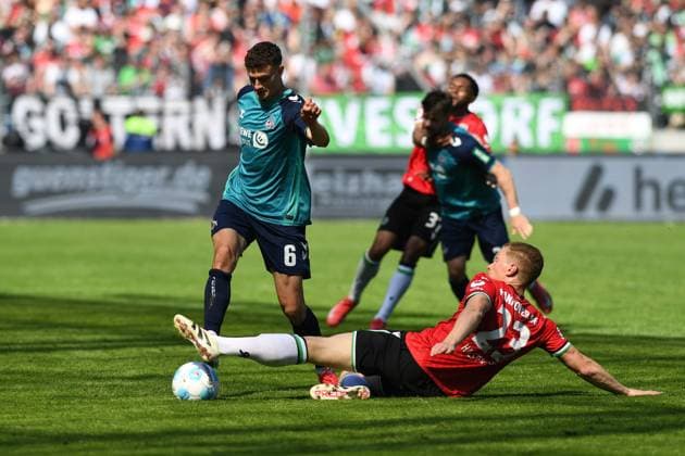 Eric Martel (1. FC Koeln) und Marcel Halstenberg (Hannover 96) im Zweikampf waehrend des Spiels der 2. Bundesliga zwischen Hannover 96 und 1. FC Köln in der Heinz von Heiden Arena am 27. April 2025 in Hannover, Deutschland. (Foto von Ralf Treese DeFodi Images) +++ Eric Martel (1. FC Koeln) und Marcel Halstenberg (Hannover 96) battle for the ball during the 2. Bundesliga match between Hannover 96 and 1. FC Köln at Heinz von Heiden Arena on April 27, 2025 in Hanover, Germany. (Photo by Ralf Treese DeFodi Images) DFB DFL REGULATIONS PROHIBIT ANY USE OF PHOTOGRAPHS AS IMAGE SEQUENCES AND OR QUASI-VIDEO. (Photo by Ralf Treese DeFodi Images)