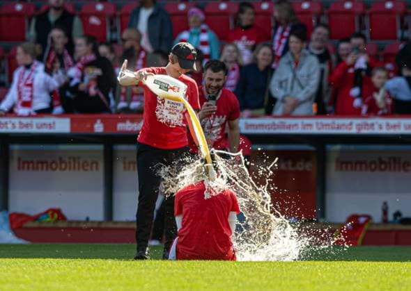 Sport Themen der Woche KW17 Sport Bilder des Tages Fussball, Frauen, Saison 2024 2025, 2. Bundesliga (23. Spieltag), 1. FC Union Berlin - Borussia Mönchengladbach, Union feiert den Aufstieg in die 1. Bundesliga, v.l. Trainerin Ailien Poese (1. FC Union) verteilt eine Bierdusche an Eleni Markou (1. FC Union), 27.04.2025, *** Soccer, Women, Season 2024 2025, 2 Bundesliga 23 Matchday , 1 FC Union Berlin Borussia Mönchengladbach, Union celebrates promotion to 1 Bundesliga, f l Coach Ailien Poese 1 FC Union hands out a beer shower to Eleni Markou 1 FC Union , 27 04 2025, Copyright: xSebastianxRäppold MatthiasxKochx