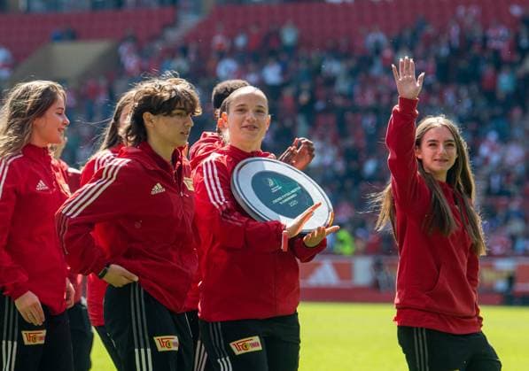 Fussball, Frauen, Saison 2024 2025, 2. Bundesliga (23. Spieltag), 1. FC Union Berlin - Borussia Mönchengladbach, Union feiert den Aufstieg in die 1. Bundesliga, in der Pause wurden die U17, U 17 Juniorinnen von Union vom Stadion gefeiert, 27.04.2025, Copyright: xSebastianxRäppold MatthiasxKochx