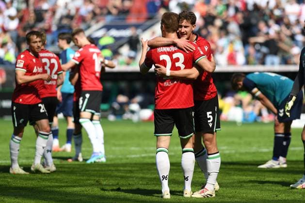 Marcel Halstenberg (Hannover 96) und Phil Neumann (Hannover 96) Jubel, jubelt, jubeln waehrend des Spiels der 2. Bundesliga zwischen Hannover 96 und 1. FC Köln in der Heinz von Heiden Arena am 27. April 2025 in Hannover, Deutschland. (Foto von Ralf Treese DeFodi Images) +++ Marcel Halstenberg (Hannover 96) und Phil Neumann (Hannover 96) celebrate, celebrates, celebrating during the 2. Bundesliga match between Hannover 96 and 1. FC Köln at Heinz von Heiden Arena on April 27, 2025 in Hanover, Germany. (Photo by Ralf Treese DeFodi Images) DFB DFL REGULATIONS PROHIBIT ANY USE OF PHOTOGRAPHS AS IMAGE SEQUENCES AND OR QUASI-VIDEO. (Photo by Ralf Treese DeFodi Images)