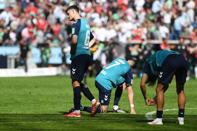 Eric Martel (1. FC Koeln), Dejan Ljubicic (1. FC Köln) nd Max Finkgraefe (1. FC Koeln) enttaeuscht waehrend des Spiels der 2. Bundesliga zwischen Hannover 96 und 1. FC Köln in der Heinz von Heiden Arena am 27. April 2025 in Hannover, Deutschland. (Foto von Ralf Treese DeFodi Images) +++ Eric Martel (1. FC Koeln), Dejan Ljubicic (1. FC Köln) nd Max Finkgraefe (1. FC Koeln) looks dejected during the 2. Bundesliga match between Hannover 96 and 1. FC Köln at Heinz von Heiden Arena on April 27, 2025 in Hanover, Germany. (Photo by Ralf Treese DeFodi Images) DFB DFL REGULATIONS PROHIBIT ANY USE OF PHOTOGRAPHS AS IMAGE SEQUENCES AND OR QUASI-VIDEO. (Photo by Ralf Treese DeFodi Images)