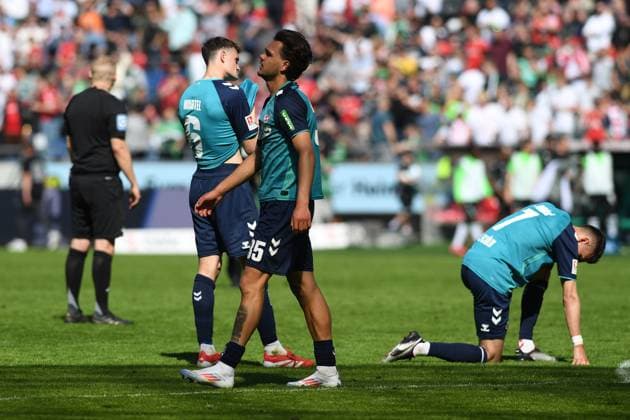 Eric Martel (1. FC Koeln), Max Finkgraefe (1. FC Koeln) und Dejan Ljubicic (1. FC Köln) enttaeuscht waehrend des Spiels der 2. Bundesliga zwischen Hannover 96 und 1. FC Köln in der Heinz von Heiden Arena am 27. April 2025 in Hannover, Deutschland. (Foto von Ralf Treese DeFodi Images) +++ Eric Martel (1. FC Koeln), Max Finkgraefe (1. FC Koeln) und Dejan Ljubicic (1. FC Köln) looks dejected during the 2. Bundesliga match between Hannover 96 and 1. FC Köln at Heinz von Heiden Arena on April 27, 2025 in Hanover, Germany. (Photo by Ralf Treese DeFodi Images) DFB DFL REGULATIONS PROHIBIT ANY USE OF PHOTOGRAPHS AS IMAGE SEQUENCES AND OR QUASI-VIDEO. (Photo by Ralf Treese DeFodi Images)