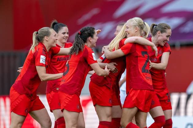 Torjubel zum 3:1 FC Bayyern Frauen, FC Bayern Frauen Muenchen vs. SC Freiburg, Google Pixel Frauenbundesliga, 20. Spieltag, 27.04.25 DFB regulations prohibit any use of photographs as image sequences and or quasi-video. (kolbert-press) Muenchen Bayern Deutschland
