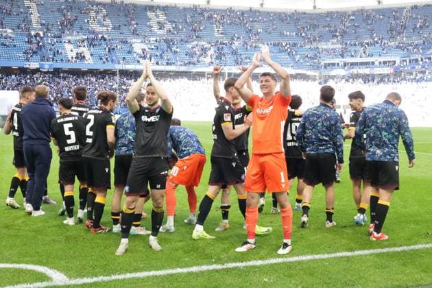 GER, xFSx ,Hamburg, HSV , 2. Bundesliga , Fussball, DFL, Hamburger SV vs Karlsruher SC , im Hamburger Volksparkstadion , 27.04.2025 , v.l. Karlsruher SC feiert den Sieg mit ihren Fans gegen den Hamburger SV DFL regulations prohibit any use of photographs as image sequences and or quasi-video.