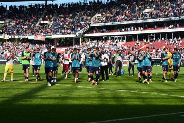 Spieler Koeln enttaeuscht waehrend des Spiels der 2. Bundesliga zwischen Hannover 96 und 1. FC Köln in der Heinz von Heiden Arena am 27. April 2025 in Hannover, Deutschland. (Foto von Ralf Treese DeFodi Images) +++ Spieler Koeln look dejected during the 2. Bundesliga match between Hannover 96 and 1. FC Köln at Heinz von Heiden Arena on April 27, 2025 in Hanover, Germany. (Photo by Ralf Treese DeFodi Images) DFB DFL REGULATIONS PROHIBIT ANY USE OF PHOTOGRAPHS AS IMAGE SEQUENCES AND OR QUASI-VIDEO. (Photo by Ralf Treese DeFodi Images)