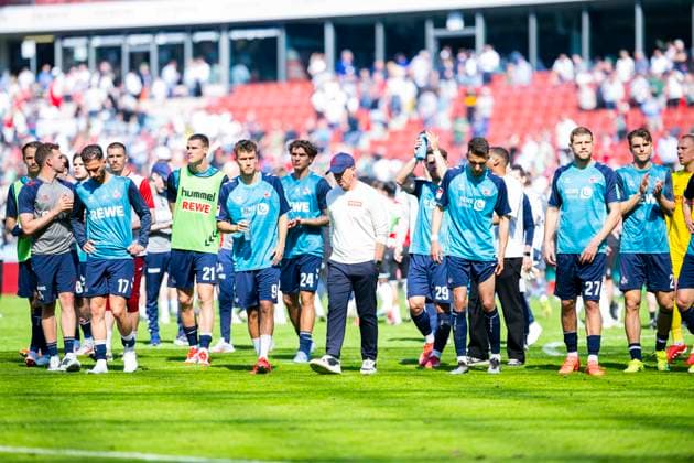 27.04.2025 - Fußball, 2024 2025, 2. Bundesliga, 31. Spieltag, Hannover 96 - 1. FC Köln: Mannschaft (Köln) nach dem Spiel, (M) Luca Waldschmidt (Köln), Gerhard Struber (Trainer - Köln) DFL REGULATIONS PROHIBIT ANY USE OF PHOTOGRAPHS AS IMAGE SEQUENCES AND OR QUASI-VIDEO. Hannover Niedersachsen Deutschland Heinz von Heiden Arena