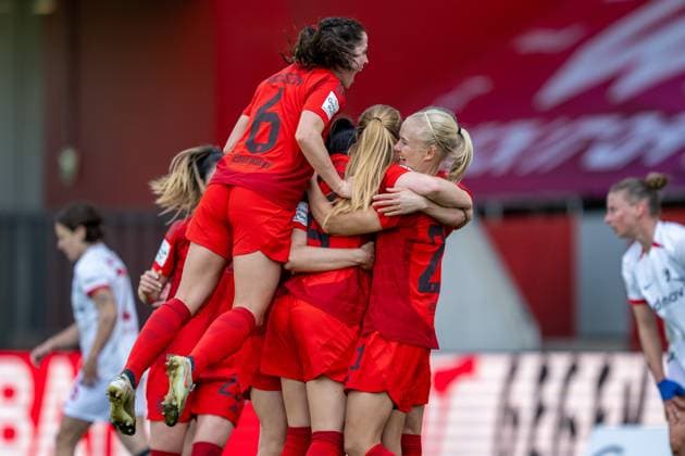 Torjubel zum 3:1 Tuva Hansen 6 (FC Bayern Muenchen Frauen) huepft auf die jubelnden Spielerinnen, FC Bayern Frauen Muenchen vs. SC Freiburg, Google Pixel Frauenbundesliga, 20. Spieltag, 27.04.25 DFB regulations prohibit any use of photographs as image sequences and or quasi-video. (kolbert-press) Muenchen Bayern Deutschland