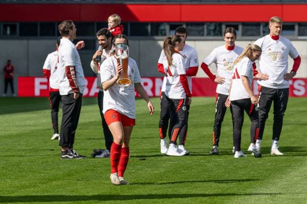 Die Muenchnerinnen feiern ausgelassen den vorzeitigen Gewinn der Deutschen Meisterschaft der Google Pixel Frauen Bundesliga, hier Tuva Hansen (FC Bayern Muenchen, 6) mit dem obligatorischen Weissbier von Paulaner FC Bayern Muenchen Frauen vs. SC Freiburg, Fussball, Google Pixel Frauen-Bundesliga, 20. Spieltag, Saison 2024 2025, 27.04.2025. (DFL DFB REGULATIONS PROHIBIT ANY USE OF PHOTOGRAPHS as IMAGE SEQUENCES and or QUASI-VIDEO). FC Bayern Muenchen Frauen vs. SC Freiburg, Fussball, Google Pixel Frauen-Bundesliga, 20. Spieltag, Saison 2024 2025, 27.04.2025. Muenchen Copyright: xEibner-Pressefoto HeikexFeinerx EP_HFR