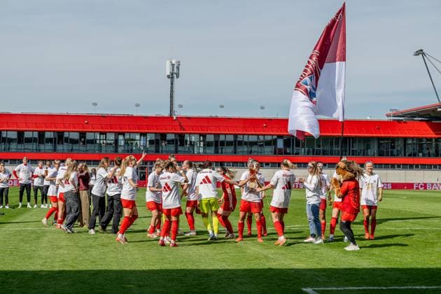Die Muenchnerinnen feiern ausgelassen den vorzeitigen Gewinn der Deutschen Meisterschaft der Google Pixel Frauen Bundesliga FC Bayern Muenchen Frauen vs. SC Freiburg, Fussball, Google Pixel Frauen-Bundesliga, 20. Spieltag, Saison 2024 2025, 27.04.2025. (DFL DFB REGULATIONS PROHIBIT ANY USE OF PHOTOGRAPHS as IMAGE SEQUENCES and or QUASI-VIDEO). FC Bayern Muenchen Frauen vs. SC Freiburg, Fussball, Google Pixel Frauen-Bundesliga, 20. Spieltag, Saison 2024 2025, 27.04.2025. Muenchen Copyright: xEibner-Pressefoto HeikexFeinerx EP_HFR