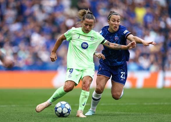 Chelsea v Barcelona Women 27 April 2025, London - UEFA Women s Champions League - Semi Final - Second Leg - Chelsea v Barcelona - Lucy Bronze of Chelsea and Claudia Pina of Barcelona - Photo: Jacques Feeney Offside. London UK  Copyright: xJacquesxFeeneyx xOffsidexOffside