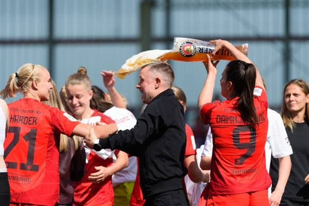 Head coach Alexander Straus (FC Bayern Munich) getting a beer shower from Jovana Damnjanovic (9 FC Bayern Munich) after the Google Pixel Frauen Bundesliga match between FC Bayern Munich and SC Freiburg at FC Bayern Campus, Munich, Germany. (Sven Beyrich SPP) Copyright: xSvenxBeyrich SPPx spp-en-SvBe-20250427-D4S_0421