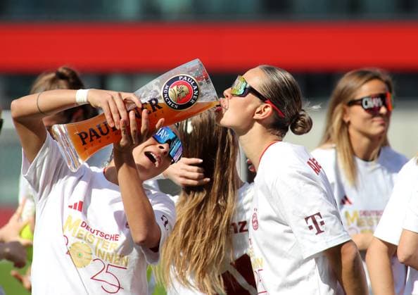 Fussball, Frauen, Google Pixel Frauen Bundesliga, 20.Spieltag, Saison 2024 2025, FC Bayern München - SC Freiburg, Campus Jubel nach dem Schlusspfiff zum Gewinn der deutschen Meisterschaft, hier Biergenuss bei Klara Bühl Buehl (FC Bayern München)