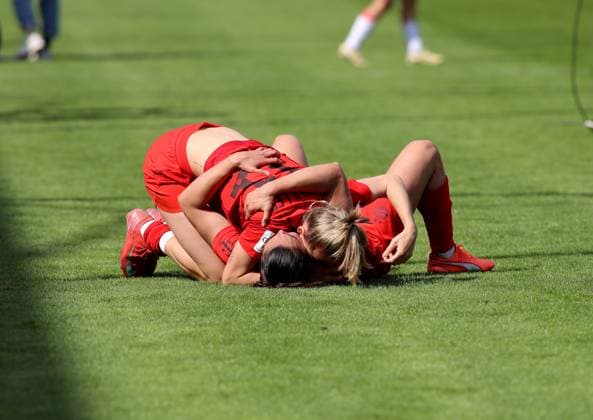 Fussball, Frauen, Google Pixel Frauen Bundesliga, 20.Spieltag, Saison 2024 2025, FC Bayern München - SC Freiburg, Campus Jubel nach dem Schlusspfiff zum Gewinn der deutschen Meisterschaft, hier Lea Schüller Schueller (FC Bayern München) auf Jovana Damnjanovic (FC Bayern München) (am Boden)