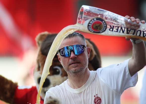 Fussball, Frauen, Google Pixel Frauen Bundesliga, 20.Spieltag, Saison 2024 2025, FC Bayern München - SC Freiburg, Campus Jubel nach dem Schlusspfiff zum Gewinn der deutschen Meisterschaft, hier Bierdusche durch Alexander Straus, Trainer (FC Bayern München)