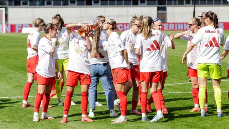 Team (FC Bayern München) feiert den Sieg zur deutschen Meisterschaft beim Spiel FC Bayern München v SC Freiburg, Fußball, Frauen, Google Pixel Frauen-Bundesliga, 2024 2025, 20.Spieltag am 27.04.2025 in München, FC Bayern Campus. DFL and DFB regulations prohibit any use of photographs as image sequences and or quasi-video. Bayern Deutschland