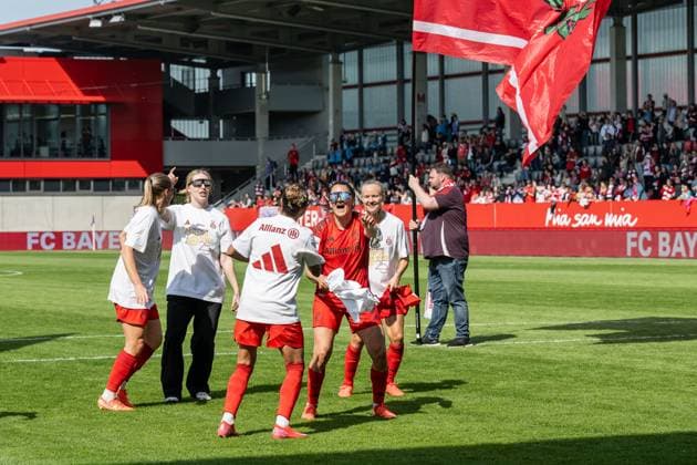 Die Muenchnerinnen feiern ausgelassen den vorzeitigen Gewinn der Deutschen Meisterschaft der Google Pixel Frauen Bundesliga FC Bayern Muenchen Frauen vs. SC Freiburg, Fussball, Google Pixel Frauen-Bundesliga, 20. Spieltag, Saison 2024 2025, 27.04.2025. (DFL DFB REGULATIONS PROHIBIT ANY USE OF PHOTOGRAPHS as IMAGE SEQUENCES and or QUASI-VIDEO). FC Bayern Muenchen Frauen vs. SC Freiburg, Fussball, Google Pixel Frauen-Bundesliga, 20. Spieltag, Saison 2024 2025, 27.04.2025. Muenchen Copyright: xEibner-Pressefoto HeikexFeinerx EP_HFR