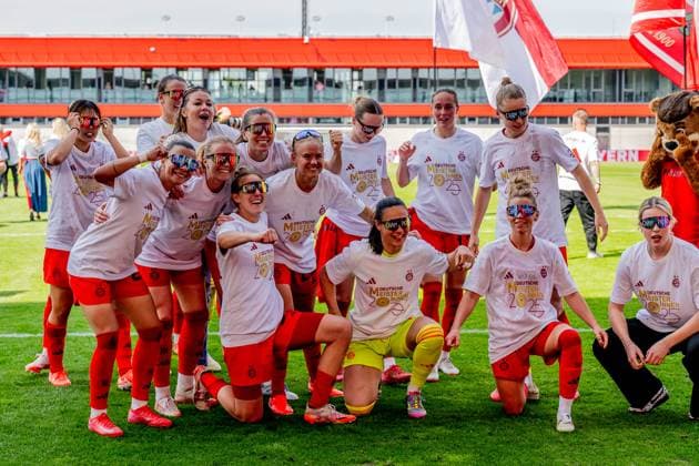 Die Muenchnerinnen feiern ausgelassen den vorzeitigen Gewinn der Deutschen Meisterschaft der Google Pixel Frauen Bundesliga FC Bayern Muenchen Frauen vs. SC Freiburg, Fussball, Google Pixel Frauen-Bundesliga, 20. Spieltag, Saison 2024 2025, 27.04.2025. (DFL DFB REGULATIONS PROHIBIT ANY USE OF PHOTOGRAPHS as IMAGE SEQUENCES and or QUASI-VIDEO). FC Bayern Muenchen Frauen vs. SC Freiburg, Fussball, Google Pixel Frauen-Bundesliga, 20. Spieltag, Saison 2024 2025, 27.04.2025. Muenchen Copyright: xEibner-Pressefoto HeikexFeinerx EP_HFR