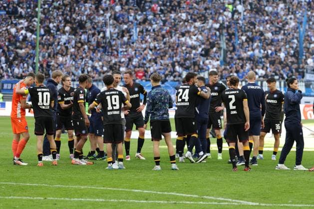 GER, xFSx ,Hamburg, HSV , 2. Bundesliga , Fussball, DFL, Hamburger SV vs Karlsruher SC , im Hamburger Volksparkstadion , 27.04.2025 , v.l. Karlsruher SC feiert ihren Sieg gegn den Hamburger SV DFL regulations prohibit any use of photographs as image sequences and or quasi-video.