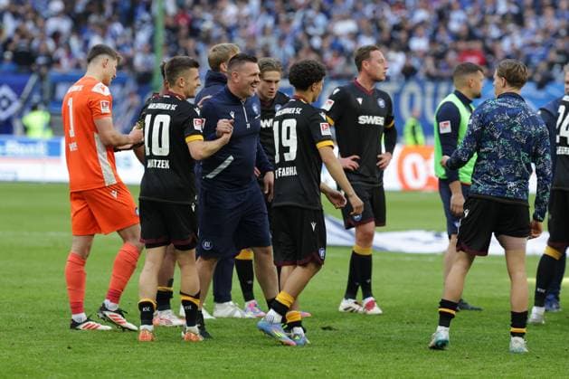 GER, xFSx ,Hamburg, HSV , 2. Bundesliga , Fussball, DFL, Hamburger SV vs Karlsruher SC , im Hamburger Volksparkstadion , 27.04.2025 , v.l. Karlsruher SC feiert ihren Sieg gegn den Hamburger SV DFL regulations prohibit any use of photographs as image sequences and or quasi-video.