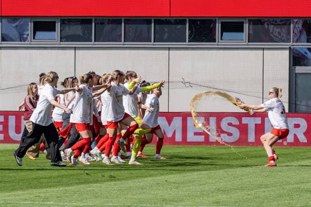 Die Muenchnerinnen feiern ausgelassen den vorzeitigen Gewinn der Deutschen Meisterschaft der Google Pixel Frauen Bundesliga FC Bayern Muenchen Frauen vs. SC Freiburg, Fussball, Google Pixel Frauen-Bundesliga, 20. Spieltag, Saison 2024 2025, 27.04.2025. (DFL DFB REGULATIONS PROHIBIT ANY USE OF PHOTOGRAPHS as IMAGE SEQUENCES and or QUASI-VIDEO). FC Bayern Muenchen Frauen vs. SC Freiburg, Fussball, Google Pixel Frauen-Bundesliga, 20. Spieltag, Saison 2024 2025, 27.04.2025. Muenchen Copyright: xEibner-Pressefoto HeikexFeinerx EP_HFR