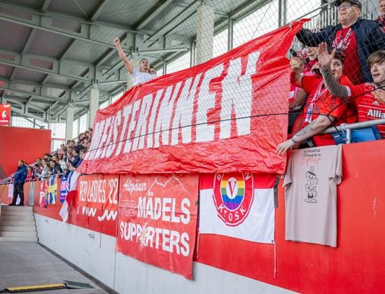 Die Fans haben ein Banner mit der Aufschrift Meisterinnen augespannt vor der Fankurve FC Bayern Muenchen Frauen vs. SC Freiburg, Fussball, Google Pixel Frauen-Bundesliga, 20. Spieltag, Saison 2024 2025, 27.04.2025. (DFL DFB REGULATIONS PROHIBIT ANY USE OF PHOTOGRAPHS as IMAGE SEQUENCES and or QUASI-VIDEO). FC Bayern Muenchen Frauen vs. SC Freiburg, Fussball, Google Pixel Frauen-Bundesliga, 20. Spieltag, Saison 2024 2025, 27.04.2025. Muenchen Copyright: xEibner-Pressefoto HeikexFeinerx EP_HFR