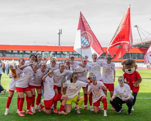 Die Muenchnerinnen feiern ausgelassen den vorzeitigen Gewinn der Deutschen Meisterschaft der Google Pixel Frauen Bundesliga, hier das Meisterfoto mit Mia (Maskottchen, FC Bayern Muenchen Frauen) FC Bayern Muenchen Frauen vs. SC Freiburg, Fussball, Google Pixel Frauen-Bundesliga, 20. Spieltag, Saison 2024 2025, 27.04.2025. (DFL DFB REGULATIONS PROHIBIT ANY USE OF PHOTOGRAPHS as IMAGE SEQUENCES and or QUASI-VIDEO). FC Bayern Muenchen Frauen vs. SC Freiburg, Fussball, Google Pixel Frauen-Bundesliga, 20. Spieltag, Saison 2024 2025, 27.04.2025. Muenchen Copyright: xEibner-Pressefoto HeikexFeinerx EP_HFR