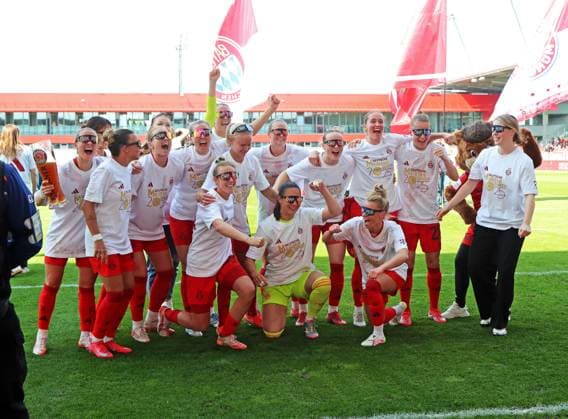 Fussball, Frauen, Google Pixel Frauen Bundesliga, 20.Spieltag, Saison 2024 2025, FC Bayern München - SC Freiburg, Campus Jubel nach dem Schlusspfiff zum Gewinn der deutschen Meisterschaft, hier die gesamte Mannschaft beim Feiern mit extra T-Shirts