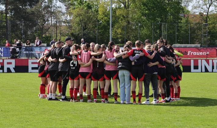 27.04.2025 - Fussball - Saison 2024 2025 - 2. Frauen - Fussball - Bundesliga - 23. Spieltag: 1. FC Nürnberg FCN ( Club Clubfrauen ) - SV Meppen - Sportfoto Zink DaMa - xdaxmax - Mannschaft Team des FCN mit Mannschaftskreis Teamkreis nach Spielende