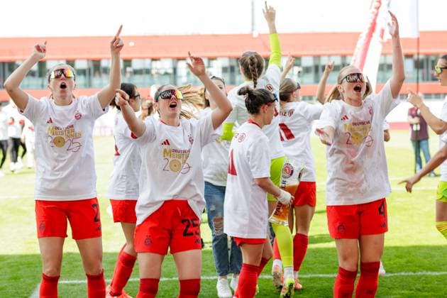 Team (FC Bayern München) feiert den Sieg zur deutschen Meisterschaft beim Spiel FC Bayern München v SC Freiburg, Fußball, Frauen, Google Pixel Frauen-Bundesliga, 2024 2025, 20.Spieltag am 27.04.2025 in München, FC Bayern Campus. DFL and DFB regulations prohibit any use of photographs as image sequences and or quasi-video. Bayern Deutschland