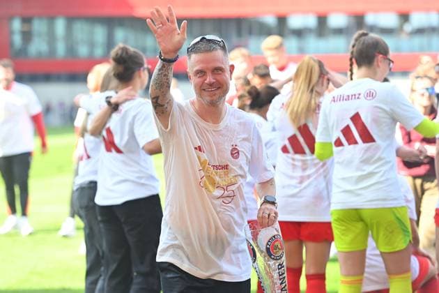 Die Frauen des FC Bayern sind vorzeitig Deutscher Meister. Alexander STRAUS (Trainer FCB) ,Jubel,Freude,Begeisterung, Fussball Google Pixel Bundesliga der Frauen Saison 2024 2025, 20.Spieltag, Spieltag20 FC Bayern Muenchen -SC Freiburg 3-1 am 27.04.2025, FC Bayern Campus.