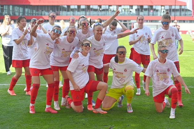 Die Frauen des FC Bayern sind vorzeitig Deutscher Meister. Teamfoto,Team,Mannschaft,Mannschaftsfoto. Jubel,Freude,Begeisterung, Fussball Google Pixel Bundesliga der Frauen Saison 2024 2025, 20.Spieltag, Spieltag20 FC Bayern Muenchen -SC Freiburg 3-1 am 27.04.2025, FC Bayern Campus.
