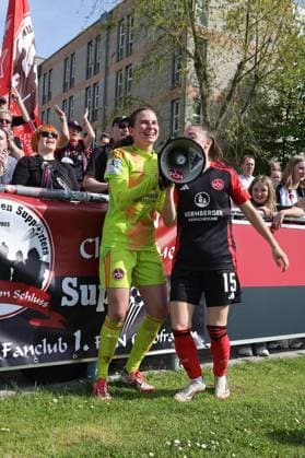 27.04.2025 - Fussball - Saison 2024 2025 - 2. Frauen - Fussball - Bundesliga - 23. Spieltag: 1. FC Nürnberg FCN ( Club Clubfrauen ) - SV Meppen - Sportfoto Zink DaMa - xdaxmax - Jubel Freude nach Spielende - Hannah Etzold (1, 1. FC Nürnberg FCN ) Rebekka Salfelder (15, 1. FC Nürnberg FCN ) stimmen Lieder mit Clubfan Clubfans FCN-Fans Fans an