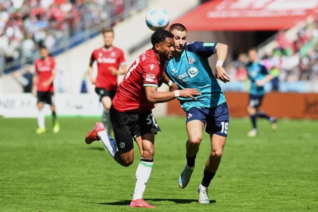Brooklyn Ezeh (Hannover 96) und Tim Lemperle (1. FC Koeln) im Zweikampf waehrend des Spiels der 2. Bundesliga zwischen Hannover 96 und 1. FC Köln in der Heinz von Heiden Arena am 27. April 2025 in Hannover, Deutschland. (Foto von Ralf Treese DeFodi Images) +++ Brooklyn Ezeh (Hannover 96) und Tim Lemperle (1. FC Koeln) battle for the ball during the 2. Bundesliga match between Hannover 96 and 1. FC Köln at Heinz von Heiden Arena on April 27, 2025 in Hanover, Germany. (Photo by Ralf Treese DeFodi Images) DFB DFL REGULATIONS PROHIBIT ANY USE OF PHOTOGRAPHS AS IMAGE SEQUENCES AND OR QUASI-VIDEO. (Photo by Ralf Treese DeFodi Images)