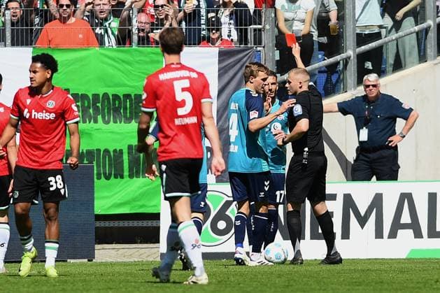 Schiedsrichter Timo Gansloweit zeigt Leart Paqarada Pacarada (1. FC Koeln) die gelb-rote Karte waehrend des Spiels der 2. Bundesliga zwischen Hannover 96 und 1. FC Köln in der Heinz von Heiden Arena am 27. April 2025 in Hannover, Deutschland. (Foto von Ralf Treese DeFodi Images) +++ Schiedsrichter Timo Gansloweit shows the yellow-red card to Leart Paqarada Pacarada (1. FC Koeln) during the 2. Bundesliga match between Hannover 96 and 1. FC Köln at Heinz von Heiden Arena on April 27, 2025 in Hanover, Germany. (Photo by Ralf Treese DeFodi Images) DFB DFL REGULATIONS PROHIBIT ANY USE OF PHOTOGRAPHS AS IMAGE SEQUENCES AND OR QUASI-VIDEO. (Photo by Ralf Treese DeFodi Images)