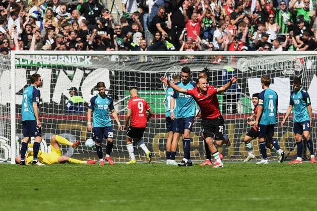 Lars Gindorf (Hannover 96) Torjubel, jubelt nach seinem Treffer zum 1:0 waehrend des Spiels der 2. Bundesliga zwischen Hannover 96 und 1. FC Köln in der Heinz von Heiden Arena am 27. April 2025 in Hannover, Deutschland. (Foto von Ralf Treese DeFodi Images) +++ Lars Gindorf (Hannover 96) celebrates after scoring his team™s first goal during the 2. Bundesliga match between Hannover 96 and 1. FC Köln at Heinz von Heiden Arena on April 27, 2025 in Hanover, Germany. (Photo by Ralf Treese DeFodi Images) DFB DFL REGULATIONS PROHIBIT ANY USE OF PHOTOGRAPHS AS IMAGE SEQUENCES AND OR QUASI-VIDEO. (Photo by Ralf Treese DeFodi Images)