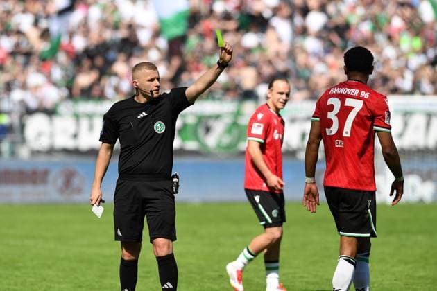 Schiedsrichter Timo Gansloweit zeigt die gelbe Karte waehrend des Spiels der 2. Bundesliga zwischen Hannover 96 und 1. FC Köln in der Heinz von Heiden Arena am 27. April 2025 in Hannover, Deutschland. (Foto von Ralf Treese DeFodi Images) +++ Schiedsrichter Timo Gansloweit shows the yellow card during the 2. Bundesliga match between Hannover 96 and 1. FC Köln at Heinz von Heiden Arena on April 27, 2025 in Hanover, Germany. (Photo by Ralf Treese DeFodi Images) DFB DFL REGULATIONS PROHIBIT ANY USE OF PHOTOGRAPHS AS IMAGE SEQUENCES AND OR QUASI-VIDEO. (Photo by Ralf Treese DeFodi Images)
